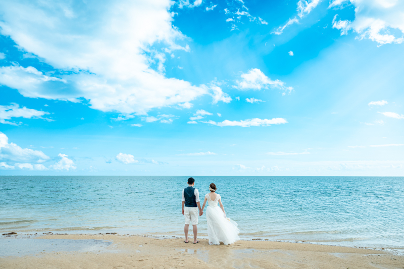 青い海と