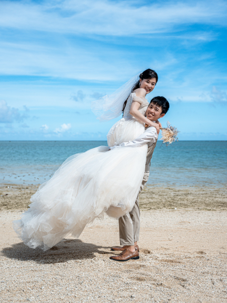 新婦様を縦抱っこ
