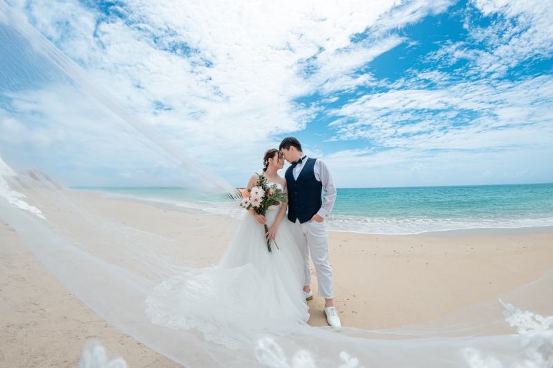 青い海でおでこ合わせ