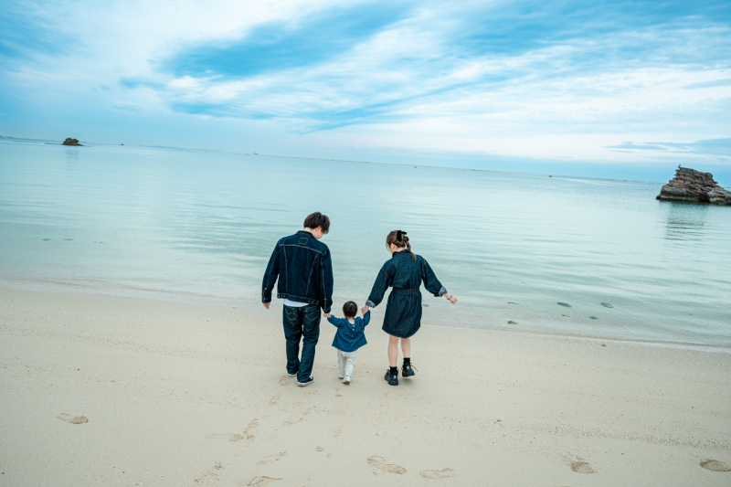 青いビーチ家族後ろ姿♡