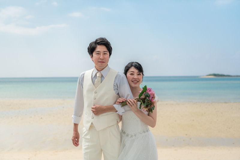 海をバックに♬