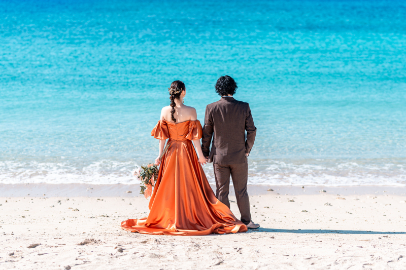 青いビーチとオレンジドレス♡