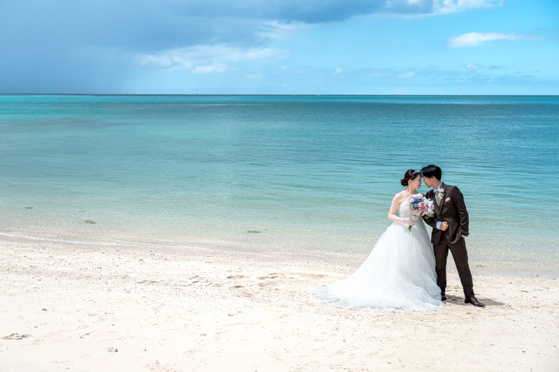 青い海でおでこ合わせ