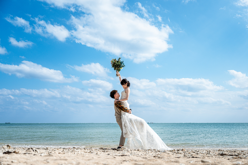 ブーケ掲げて見つめ合い♡