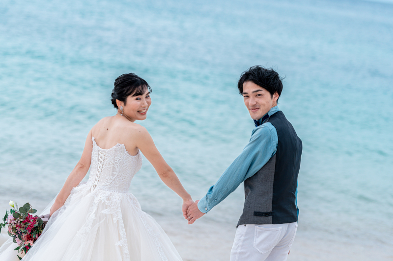 青いビーチ振り向き♡