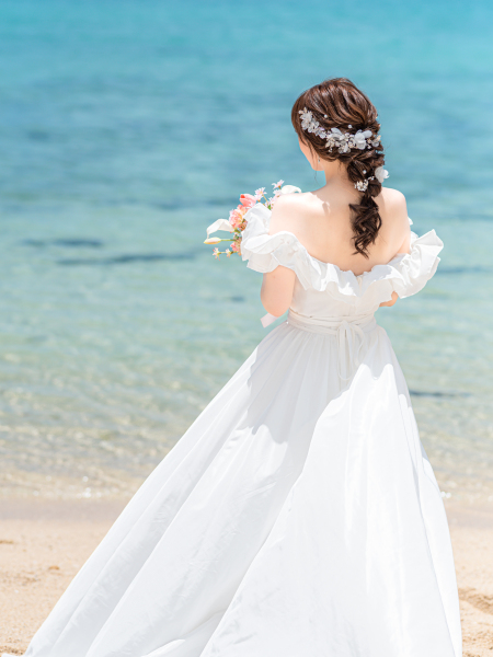 白いドレスと青い海♡