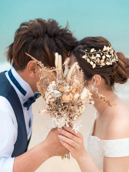 ブーケの後ろで…♡