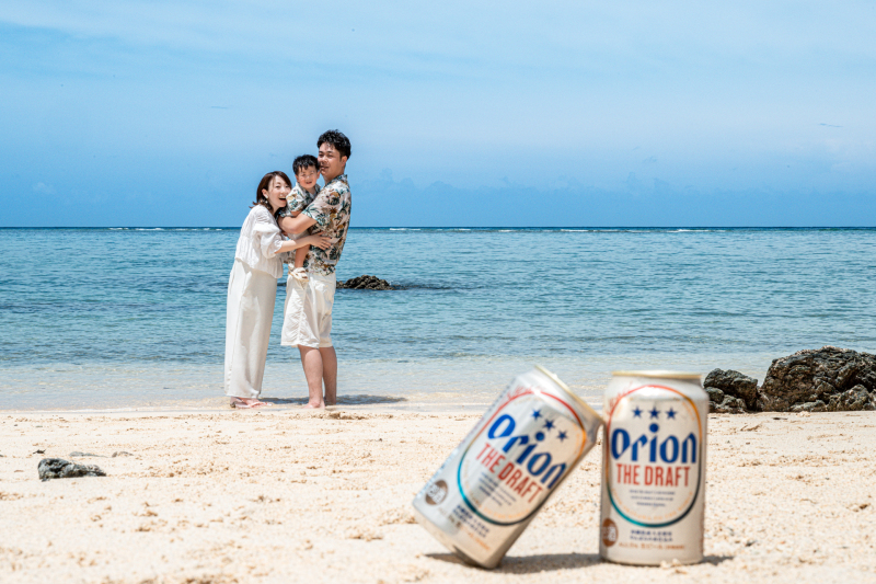 砂浜のオリオンビールと家族