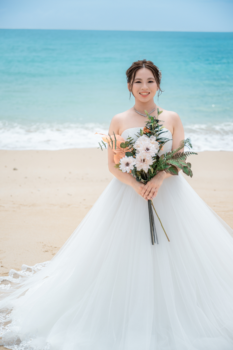 青い海と柔らかな笑顔