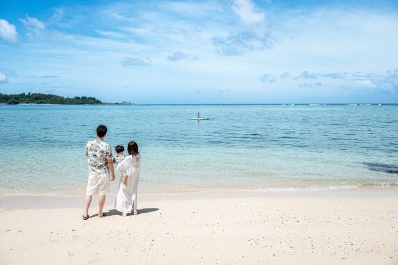 海を見つめる家族