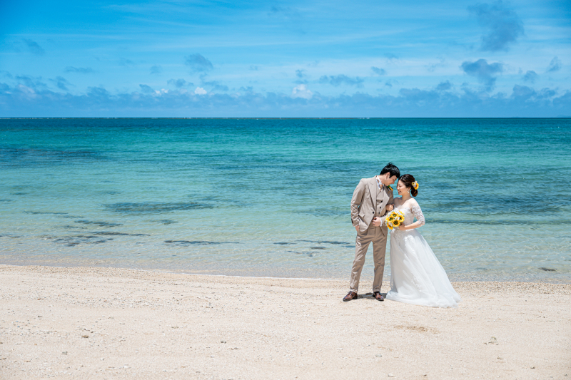 青いビーチおでこ合わせ♡