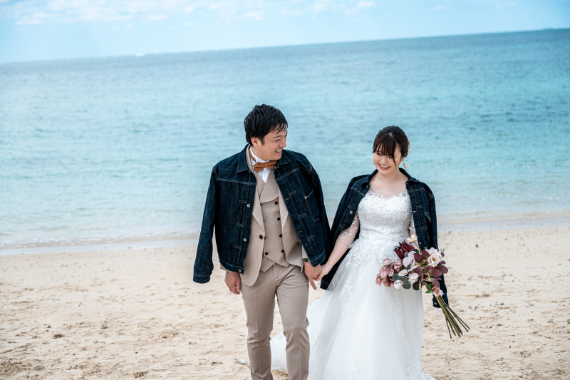 青いビーチ手つなぎ♡