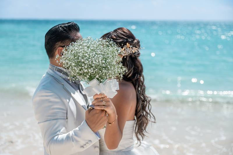 ブーケでキス隠し