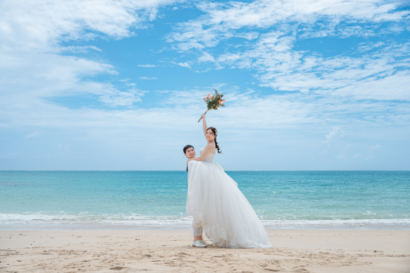 青いビーチで抱き上げ