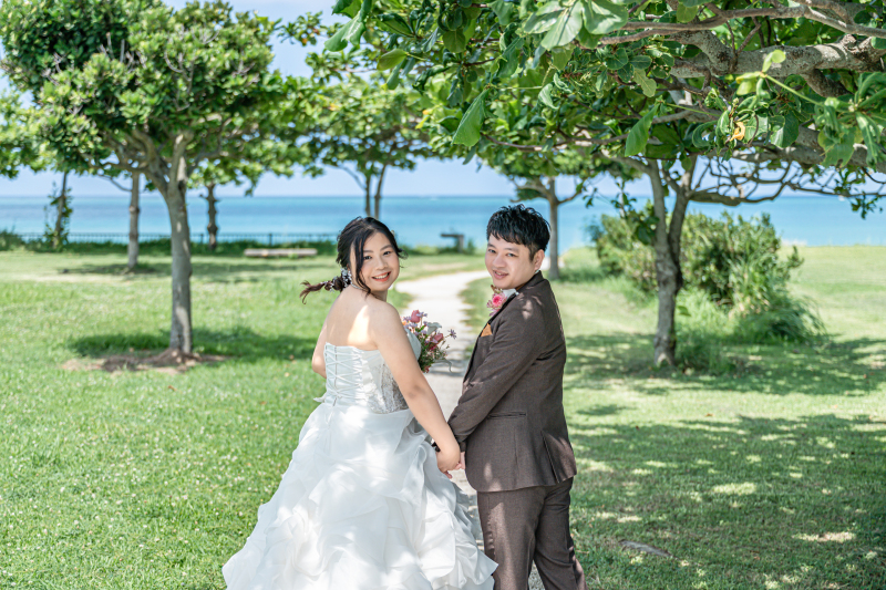 青いビーチ振り向き笑顔♡