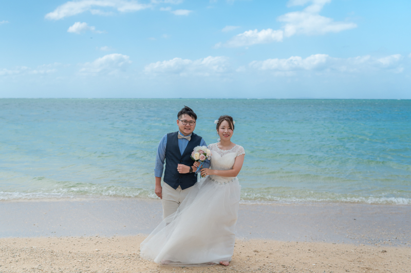 海をバックに♬