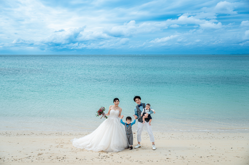 青いビーチ家族写真♡