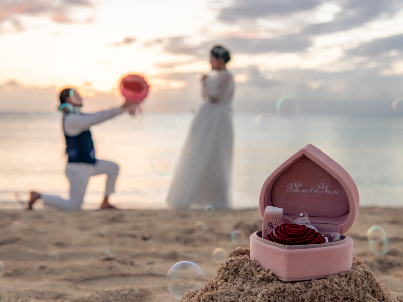 婚約指輪と花束を