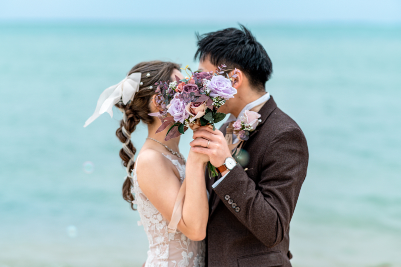 青いビーチでキス隠し♡