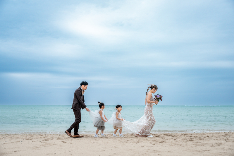 ドレスを持つ小さな手♡