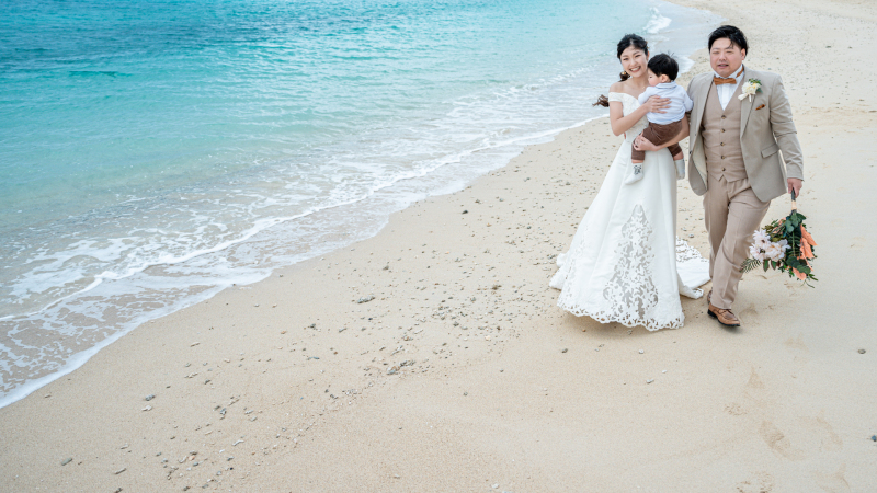 だっこでビーチ散歩♡