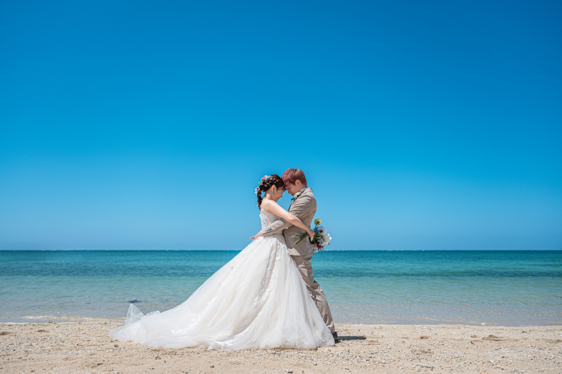 青いビーチおでこ合わせ♡