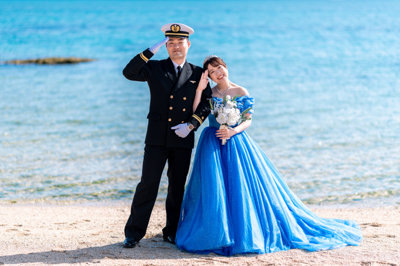 青いビーチ敬礼♡