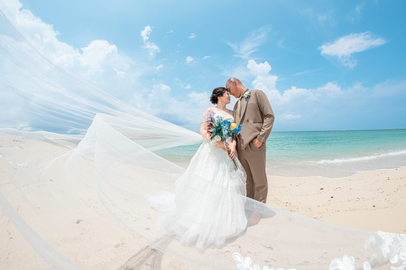 青いビーチおでこ合わせ♡