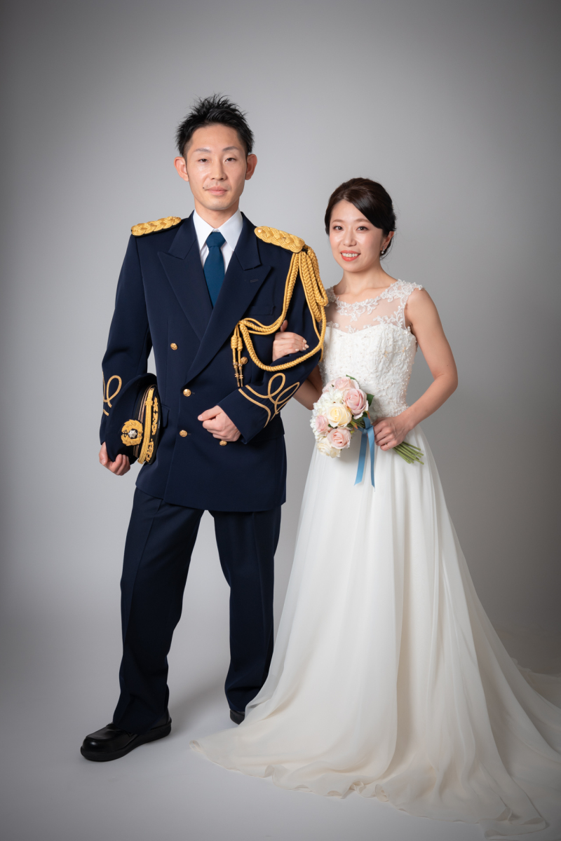 官服でスタジオ撮影