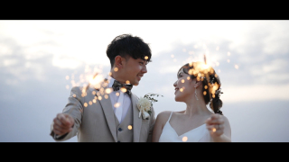 花火越しの見つめ合う二人。明るい未来を照らしてくれる、そんな素敵な瞬間に見えました