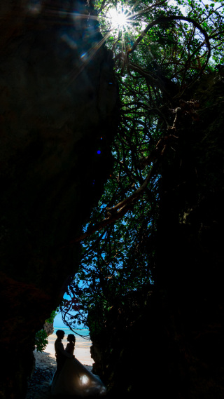 洞窟内に木漏れ日を見つけたので、超広角レンズでおふたりに光が降り注いで祝福している様子を表現しました。