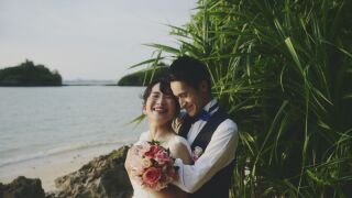 夕方の暑さが残る夏の岩場。疲れを感じさせないお二人の笑顔。流れる空気がとても素敵でした