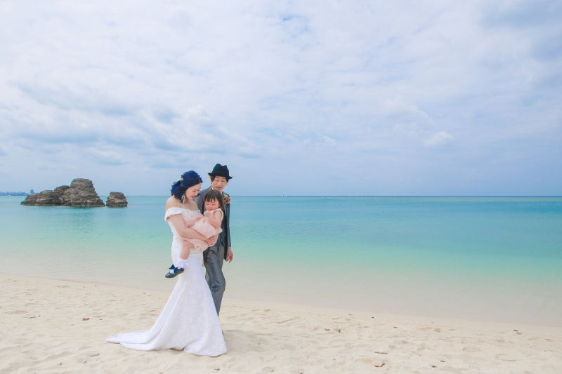 3人でビーチを歩きました
