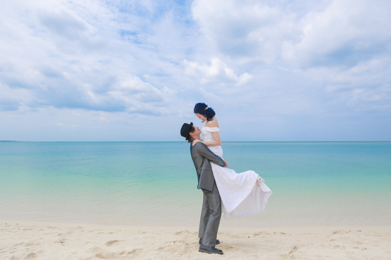 ビーチをバックに抱っこシーン