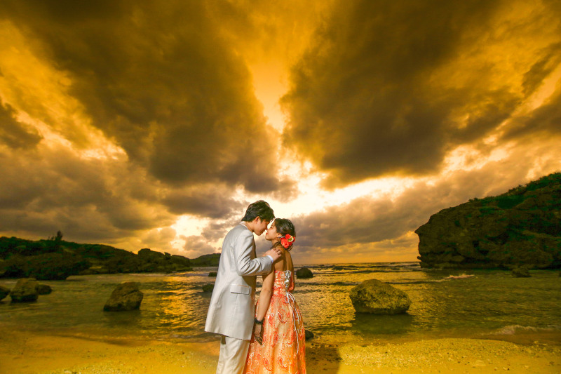 カラードレスに着替えて恩納村のビーチにて撮影