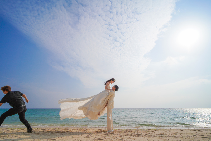 ドレスをなびかせるジョニー