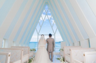 海の見える白を基調としたチャペル♪