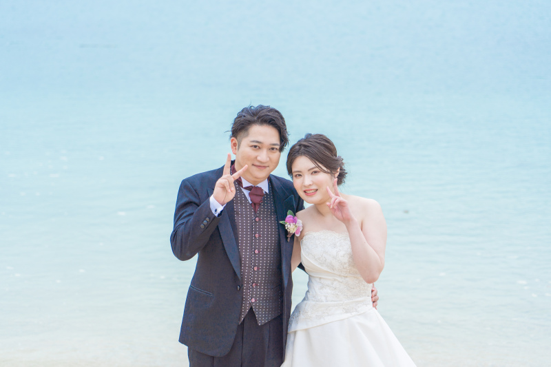 青い海をバックに