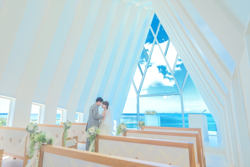 青い海の見える沖縄リゾート感溢れる2つのチャペル!