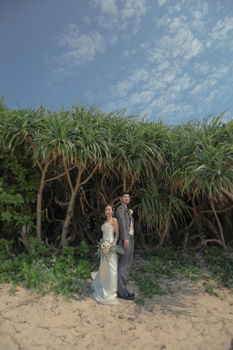 スレンダーラインのドレスが沖縄の自然によく合います