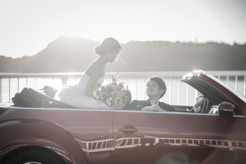 お持ち込みのオープンカー。夕陽を使ってドラマチックな雰囲気を演出しました。
