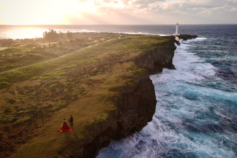 沖縄ならではのダイナミックな風景をドローンで撮影しております。ドレスアップしたお二人が壮大な景色の中に溶け込んでいます。