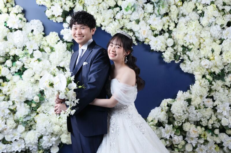 白い花々に囲まれたドレス姿