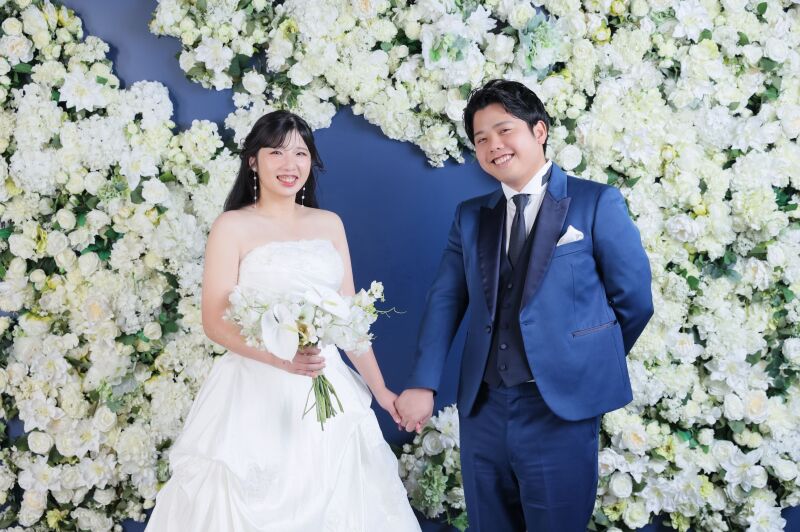 しっかりと手を繋ぐ仲良しスマイル