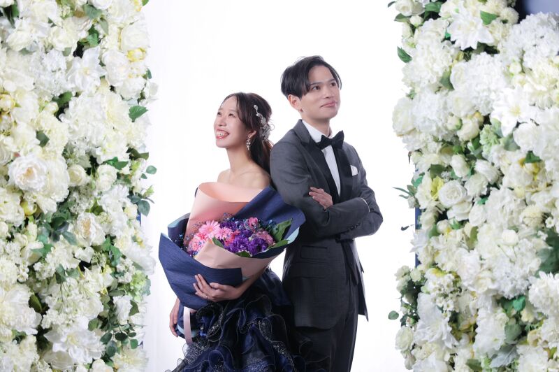 背中合わせで魅せる表情