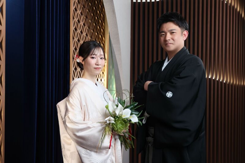 モダンな背景が引き立てるクールな和装姿