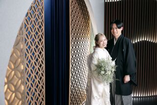 背景と光が和装姿を引き立てる