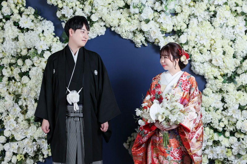 白にお花に囲まれて