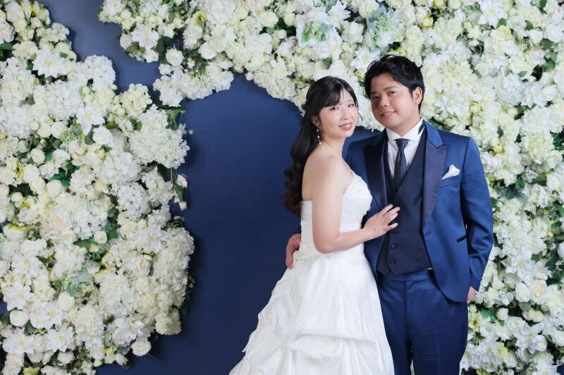 白い花々に包まれた寄り添いショット