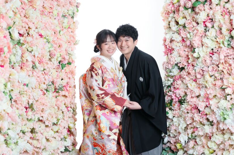 ピンクの花壁で魅せる華やかな一枚